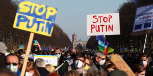 "Stop Putin"-Plakate auf Berliner Demo