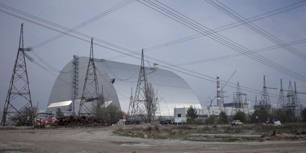 Der Sarkophag über dem Atomkraftwerk Tschernobyl. Der Sarkophag über dem Atomkraftwerk Tschernobyl.