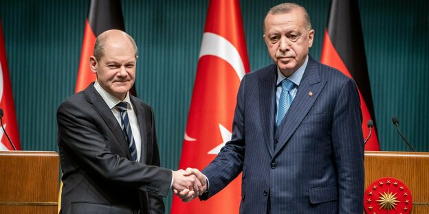 Bundeskanzler Olaf Scholz und Präsident Recep Tayyip Erdogan geben sich die Hände.