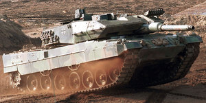 Ein Panzer fähr auf einem Übungsgelände.