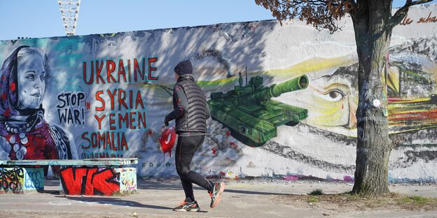 Ein Graffiti im Mauerpark mit der Aufschrift Stop War Ukraine, Syria, Yemen, Somalia