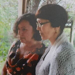 2 Frauen mittleren Alters von der Seite aufgenommen schauen irgendwo hin 2 Frauen mittleren Alters von der Seite aufgenommen schauen irgendwo hin