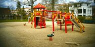Kinderspielplatz mit roten bunten Klettergrüst im städischen Umfeld