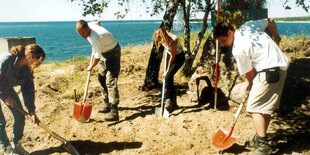 Helfer pflegen einstiges Massengrab