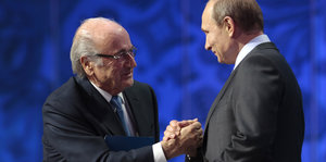 Sepp Blatter und Wladimir Putin geben sich die Hände