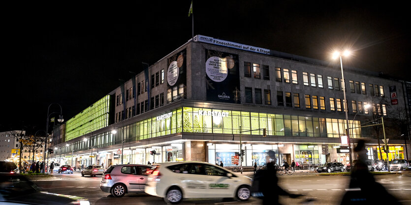 Karstadt-Gebäude am Hermannplatz in der Nacht