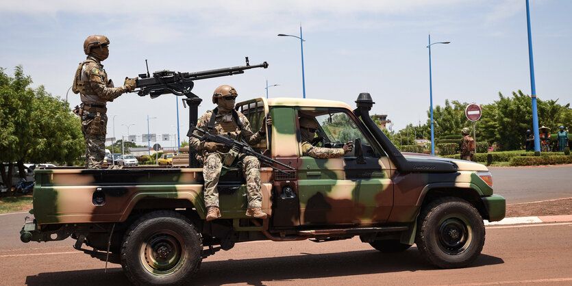 Soldaten aus einem Pick-Up.