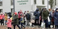 Flüchtlinge aus der Ukraine warten vor dem Berliner Ankunftszentrum
