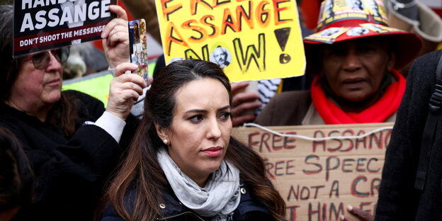 Stella Morris umringt von DemonstrantInnen mit Plakaten, auf denen die Freiheit Assanges gefordert wird.