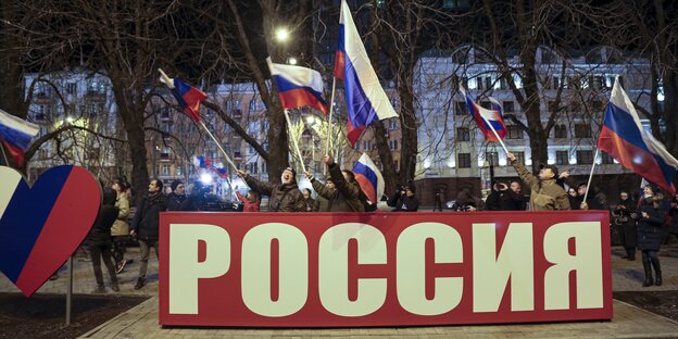 Russen feiern mit russischen Fahnen die Anerkennung von Luhansk und Donezk