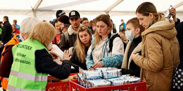 Helfer verteilen Lebensmittel an Kriegsflüchtlinge aus der Ukraine
