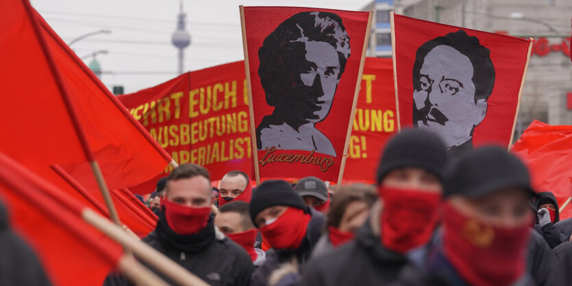 Rote Fahnen mit den Gesichtern Rosa Luxemburgs und Karl Liebknechts bei der jährlichen Demo zu ihrem Todestag in Berlin.