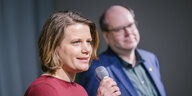 Die beiden Spitzenkandidaten der Grünen in Niedersachsen Julia Willie Hamburg und Christian Meyer bei der Präsentation ihrer Wahlkampagne