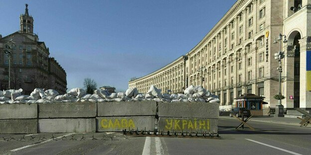 Barrikaden und Sandsäcke auf dem Maidan-Platz,