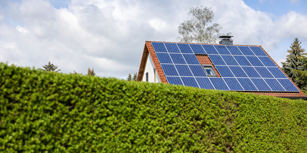 Eine Photovoltaik-Anlage auf dem Dach eines Einfamilienhauses