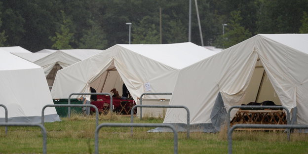Zelte für Flüchtlinge in der Nähe des HSV-Stadions