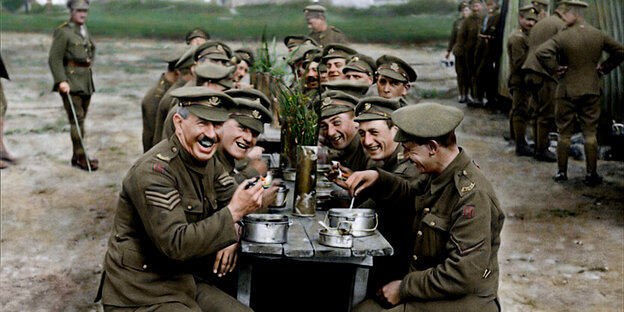 Filmstill von Soldataten die auf einem langen Tisch essen