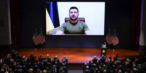 Videoübertragung: Selenskyi auf einem großen Bildschirm vor den Kammern des US-Kongresses