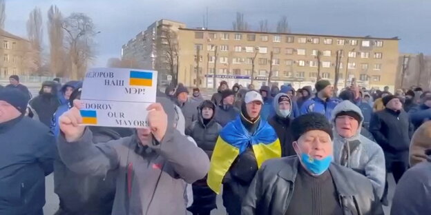 Aufgeregte Bürger fordern die Freilassung des Bürgermeisters Fedorov