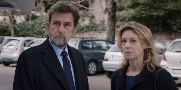 Vittorio (Nanni Moretti) und Dora (Margherita Buy) stehen in dunkler Kleidung auf der Straße.