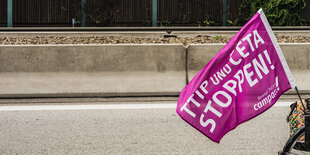 Flagge von Campact an einem Fahrrad "TTIP und CETA stoppen"