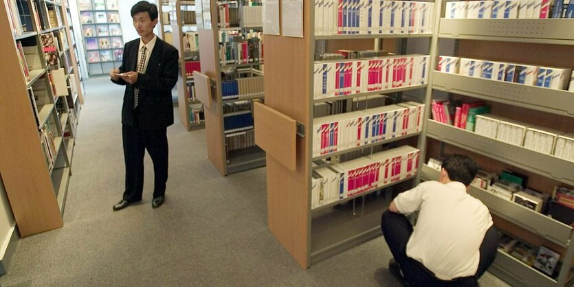 Die deutsche Bibliothek in Pjöngjang im Goethe Institut kurz nach der Eröffnung 2004