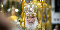 Patriarchen Kyrill trägt eine gold-weiße Kopfbedeckung und lange Kerzen