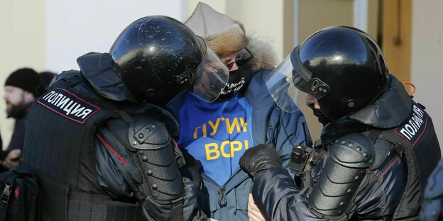 ussische Polizisten nehmen einen Teilnehmer einer nicht genehmigten Kundgebung gegen den russischen Militäreinsatz in der Ukraine in Sankt Petersburg fest
