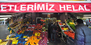 ein türkischer Supermarkt mit Obst- und Gemüseauslage in Berlin