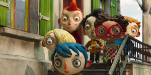 Sechs Kinder mit großen Augen stehen auf einer Treppe, die Figuren sind geknetet, ein Kind hält ein Kuscheltier in der Hand