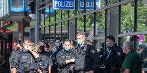 Polizisten stehen bei einem Demoeinsatz vor dem Ersten Polizeirevier Frankfurt/Main