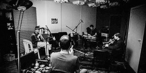 Die vier Musiker des Ariha Brass Quartet sitzen im Tunefork Studio in Beirut bei einer Probe, sie halten Blasinstrumenten in den Händen
