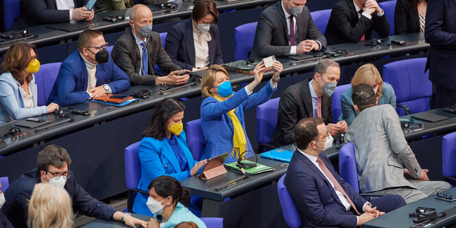 In die ukrainischen Nationalfarben geklediet, 2 weibliche Abgeordnete der CDU machen Selfies