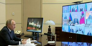 Putin und Bildschirm einer Videokonferenz