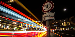 Tempo-30-Schild an nächtlicher Straße