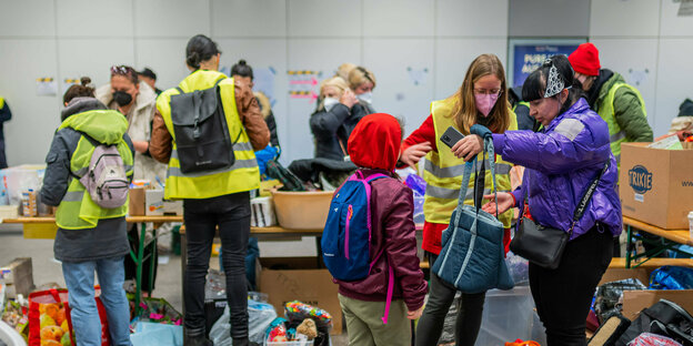 Erstversorgung von Geflüchteten auf einer Zwischenebene des Berliner Hauptbahnhofs