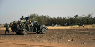 Ein Militärfahrzeug mit Soldaten