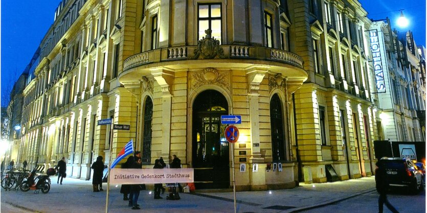 Protestierende vor der Rotunde des Hamburger Stadthauses