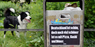 Hund neben Mülleimer am Boxhagner Platz