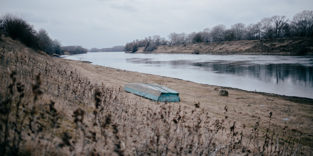 Ein Boot liegt am Fluss