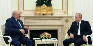 Lukaschenko und Putin sitzen am Kamin