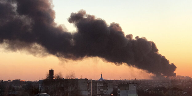Meterhohe Rauchwolke über der ukrainischen Stadt Lwiw Meterhohe Rauchwolke über der ukrainischen Stadt Lwiw