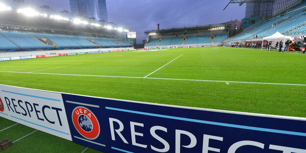 Ein leeres Fußballfeld, auf der Bande die Aufschrift "Respect" Ein leeres Fußballfeld, auf der Bande die Aufschrift "Respect"