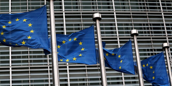 EU-Flagen vor dem Headquarter der Europäischen Kommission