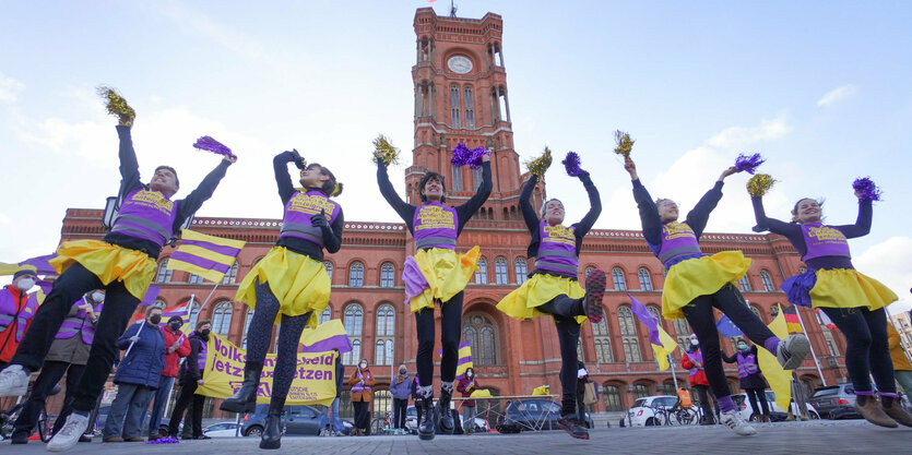 Menschen tanzen vor dem Roten Rathaus