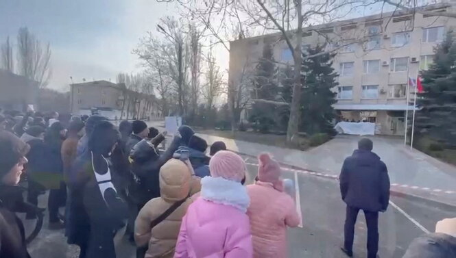 Ein große Gruppe an Menschen ist vor dem Rathaus versammelt