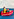 In einem kleinen roten Holzboot auf dem gemalten blauen Meer: Mutter mit leuchten gelben Kleid und Tochter