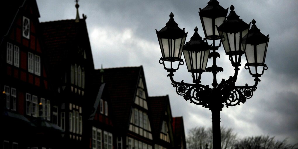 Dunkle Wolken über der Innenstadt von Celle (Niedersachsen)