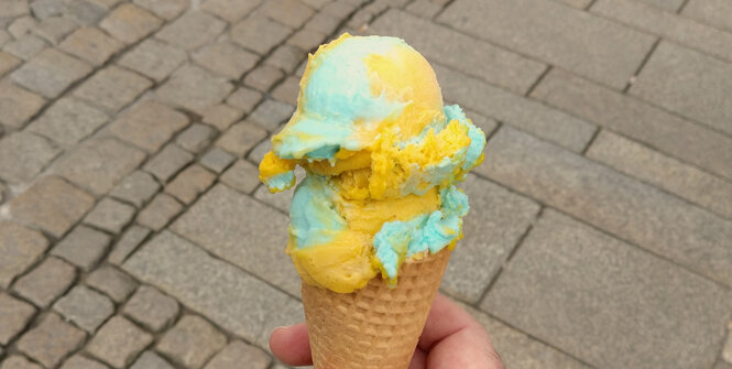 waffel mit eiskugeln in geld und blau