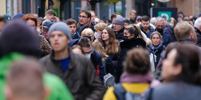 Eine Menschenmasse auf einer Einkaufstrasse